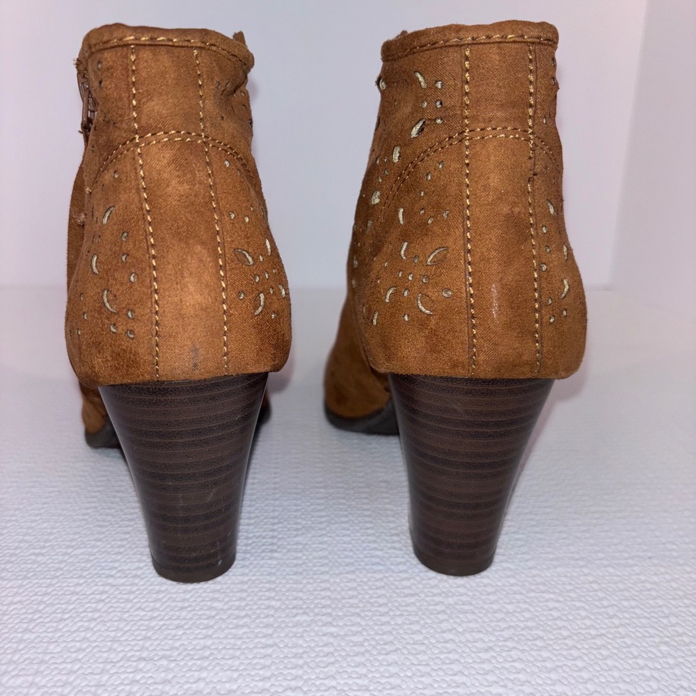 American Eagle Brown Faux Suede Perforated‎ Heeled Ankle Booties Size 7 - Picture 4 of 7